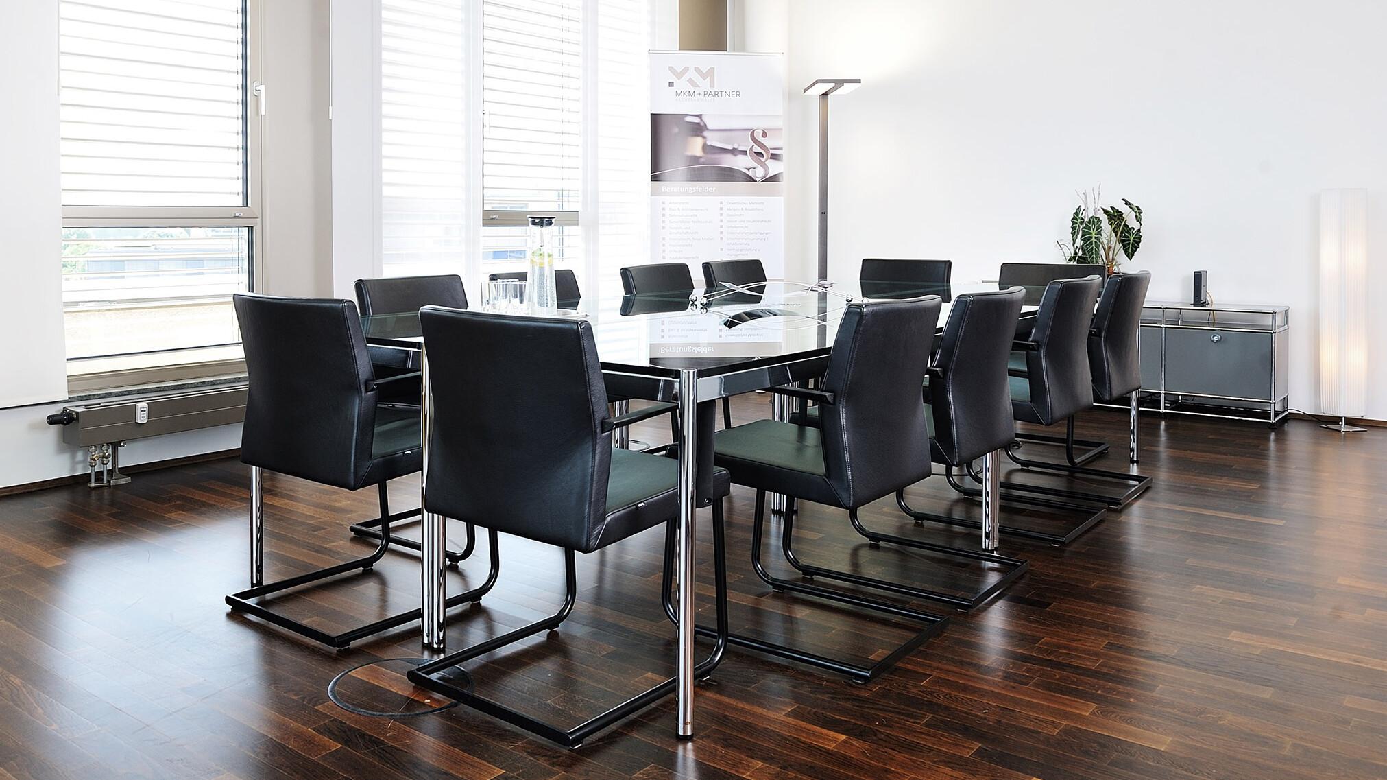 Konferenzraum mit Tisch und Stühlen, auch barrierefrei erreichbar.&nbsp;