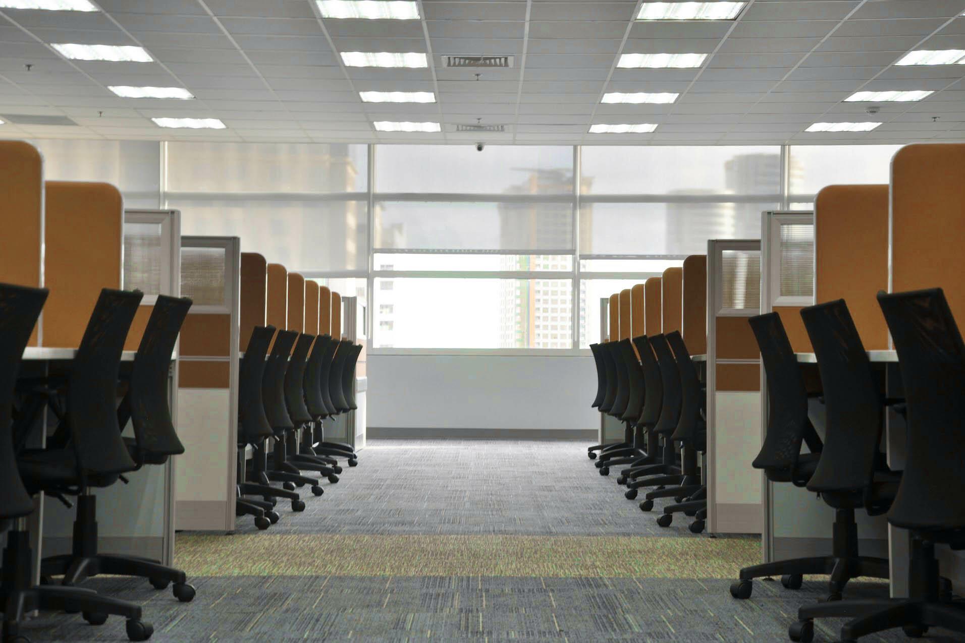 Großraumbüro Schreibtische mit orangen Trennwänden in einem Großraum-Büro