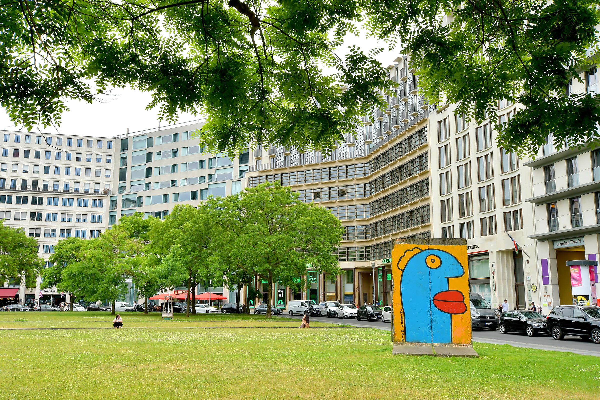 DSC_2194.jpg Leipziger Platz mit Bäumen und dahinter Büro-Gebäude