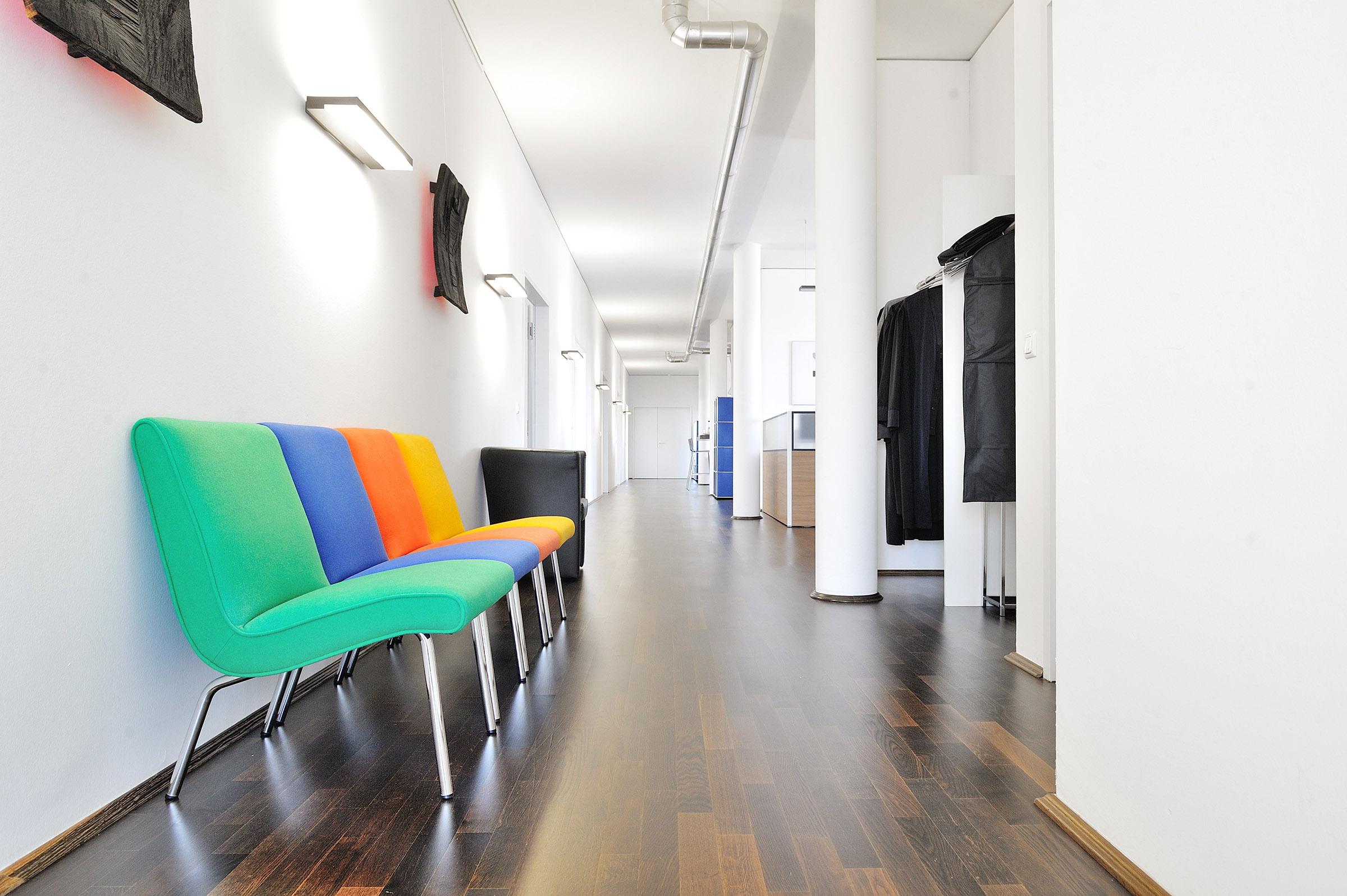 Zwei Menschen schütteln sich die Hände