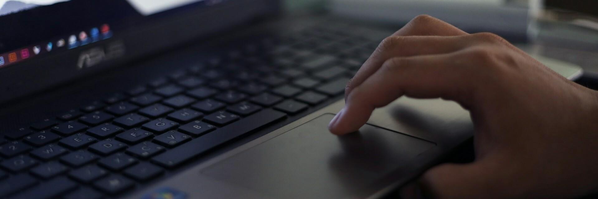 Hand auf Laptop