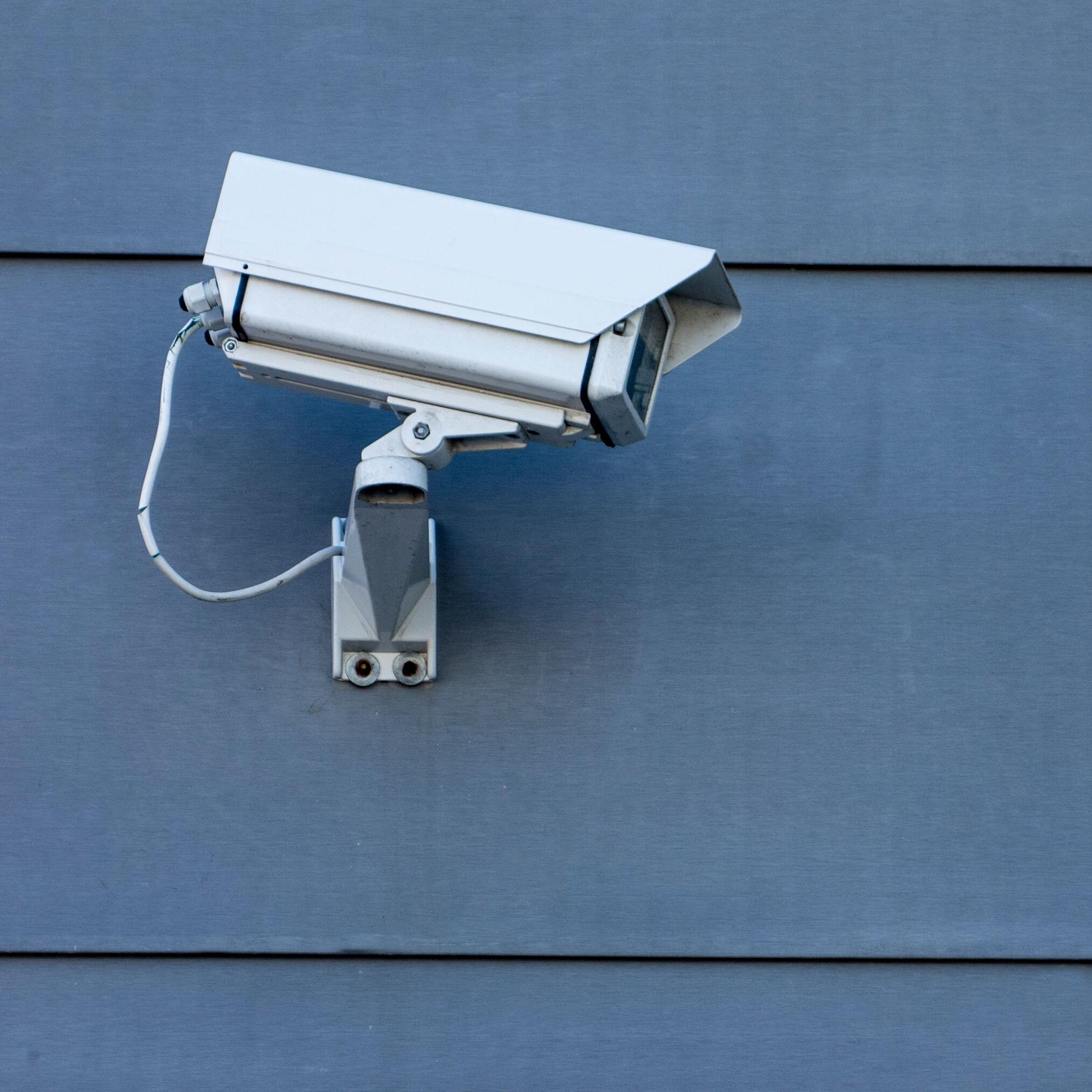 Überwachungskamera Surveillance camera on a wall