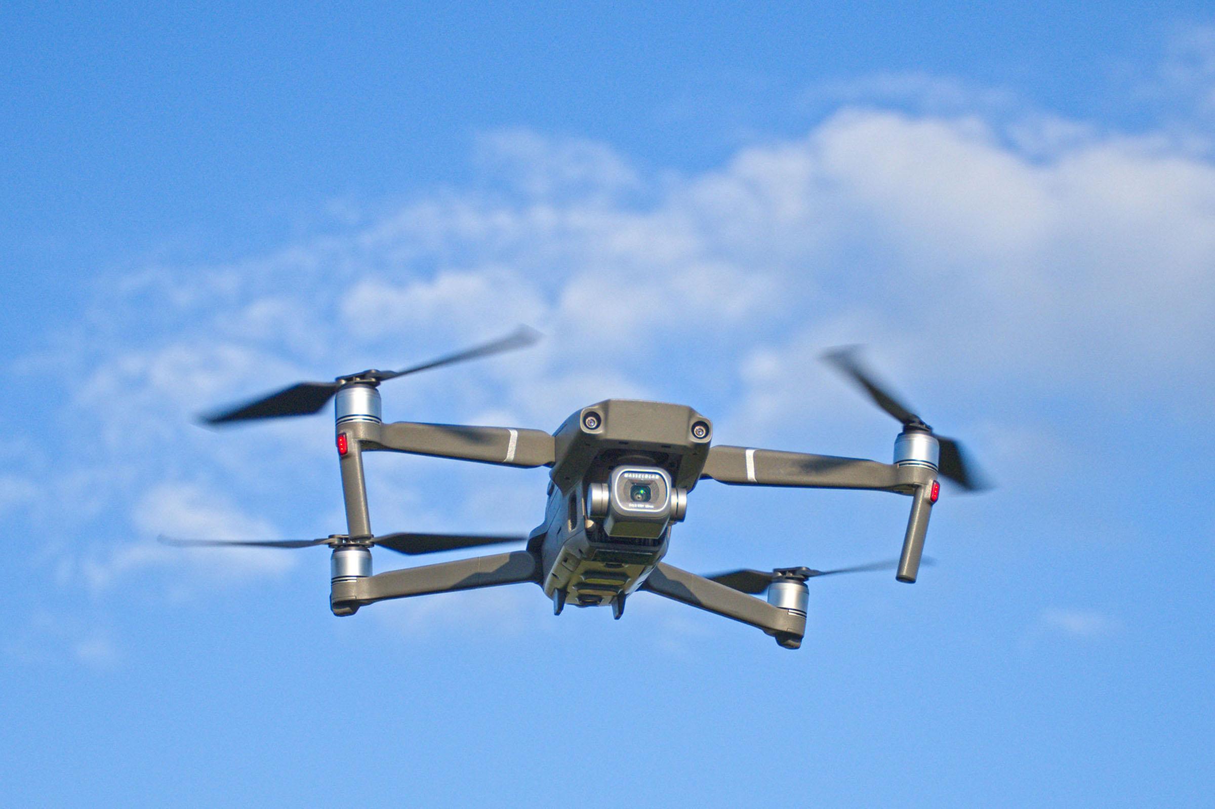 Drohne Drohne vor blauem Himmel