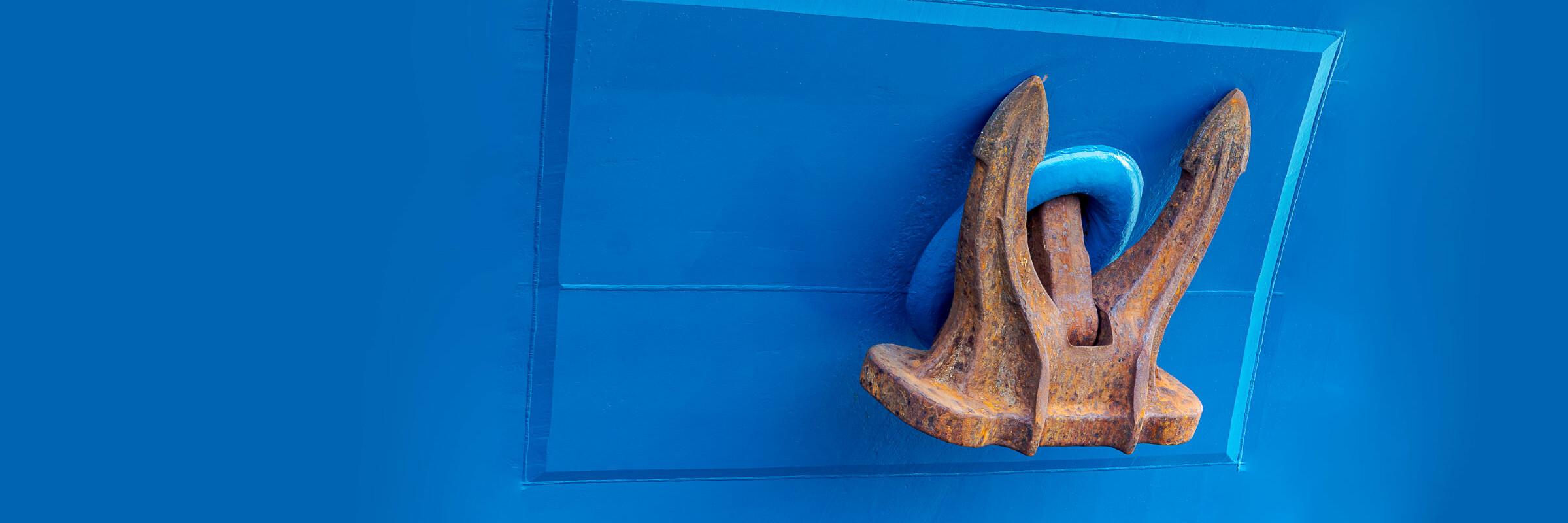 Anker Ein Anker hängt an einer blauen Verankerung