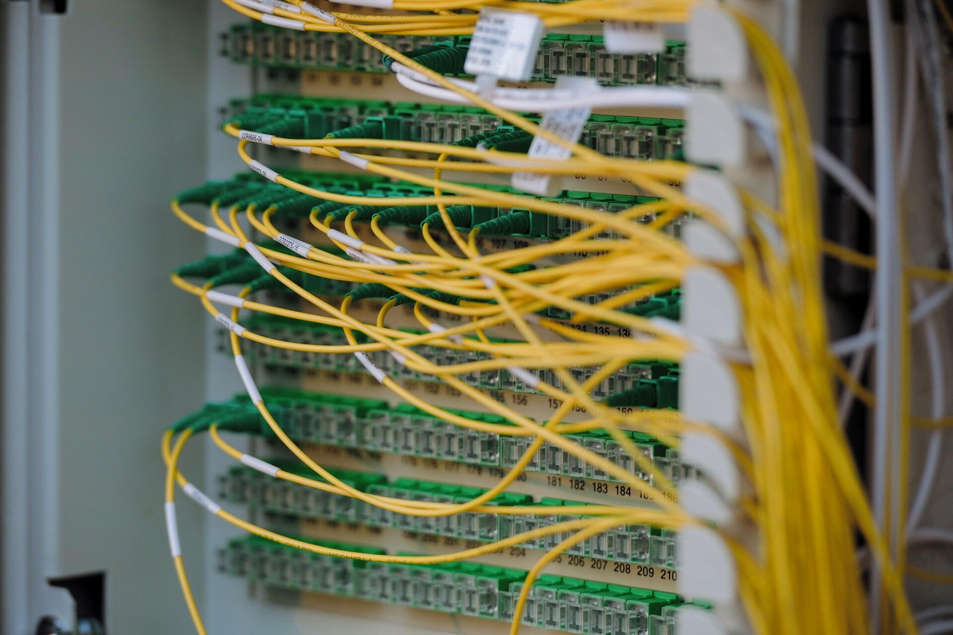 Kabel Einige Kabel sind an einem Server angeschlossen und verbunden.