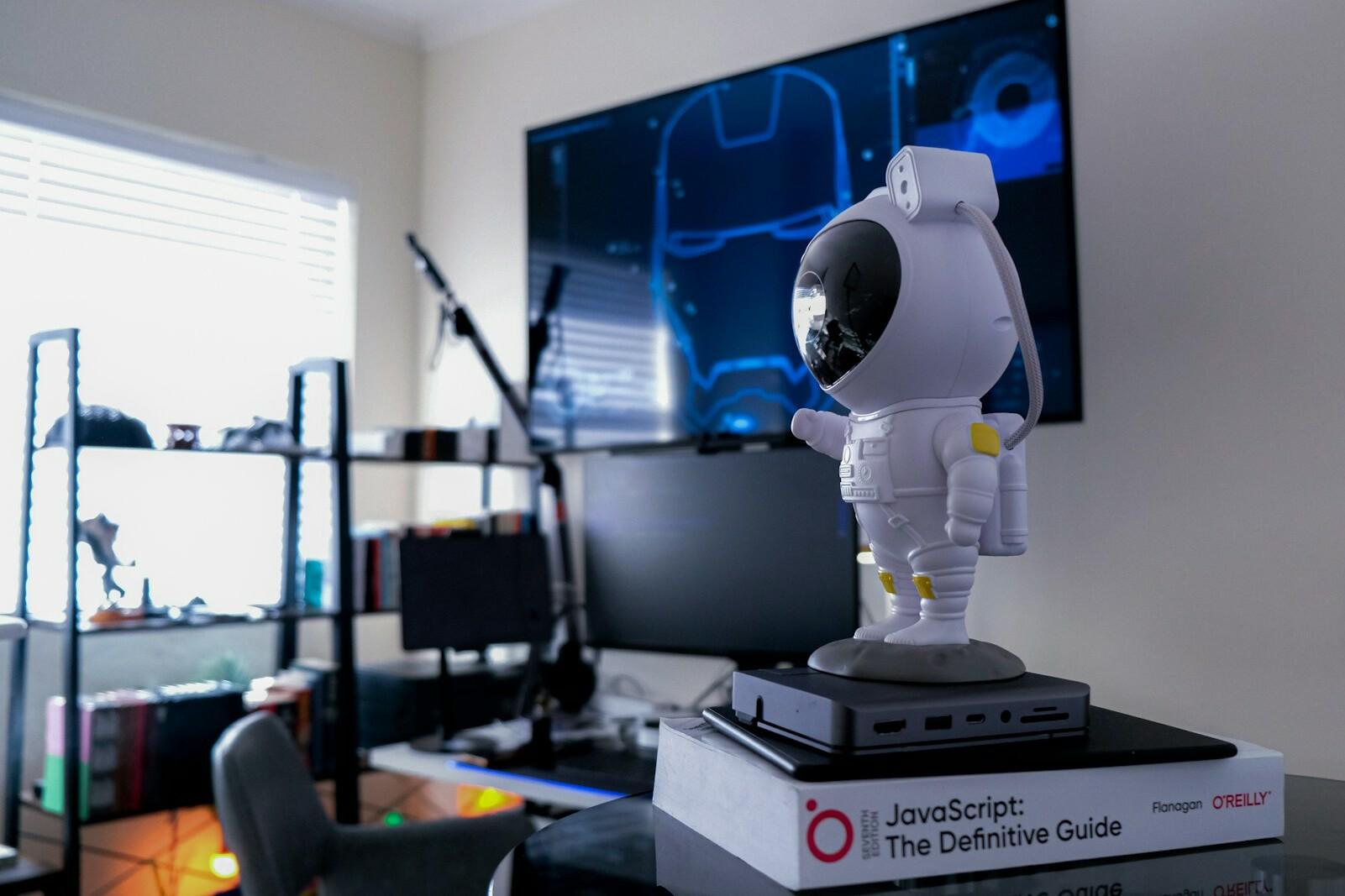 Büro mit Roboter auf einem Schreibtisch Ein Roboter steht auf einem Stapel Bücher auf einem Schreibtisch in einem Büro. 