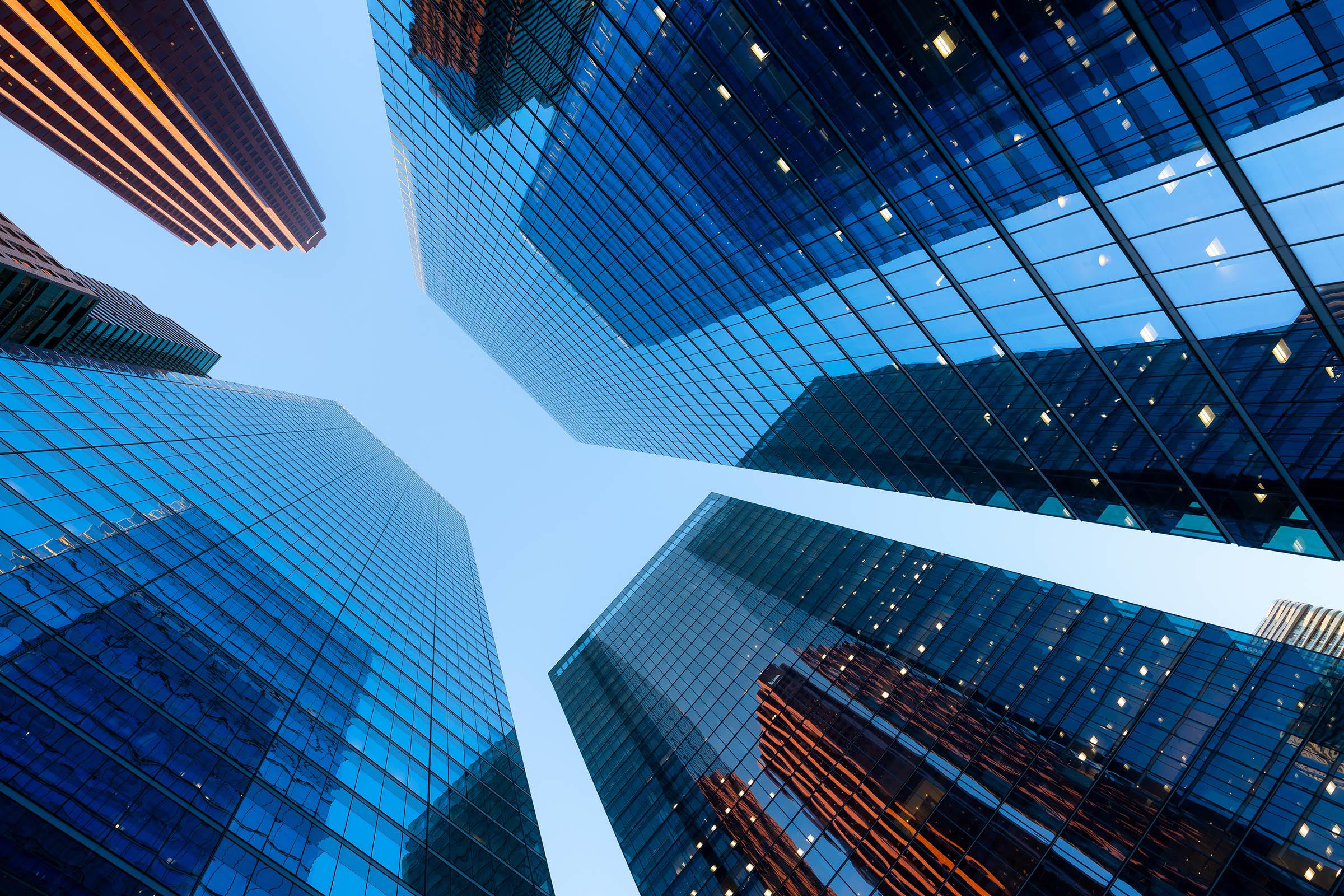 Blick nach oben Blick in den Himmel durch die Häuserfluchten mehrerer Wolkenkratzer