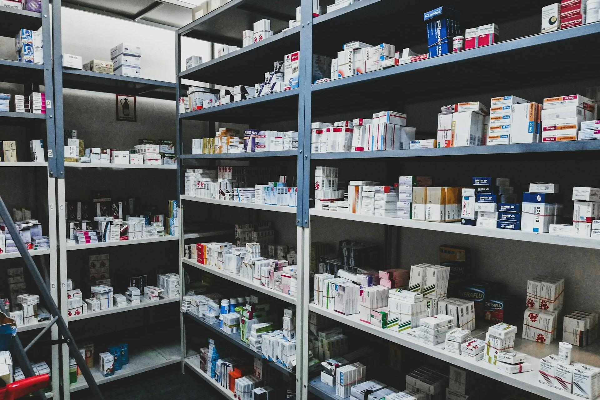 Medikamente Mehrere Regale mit Medikamenten