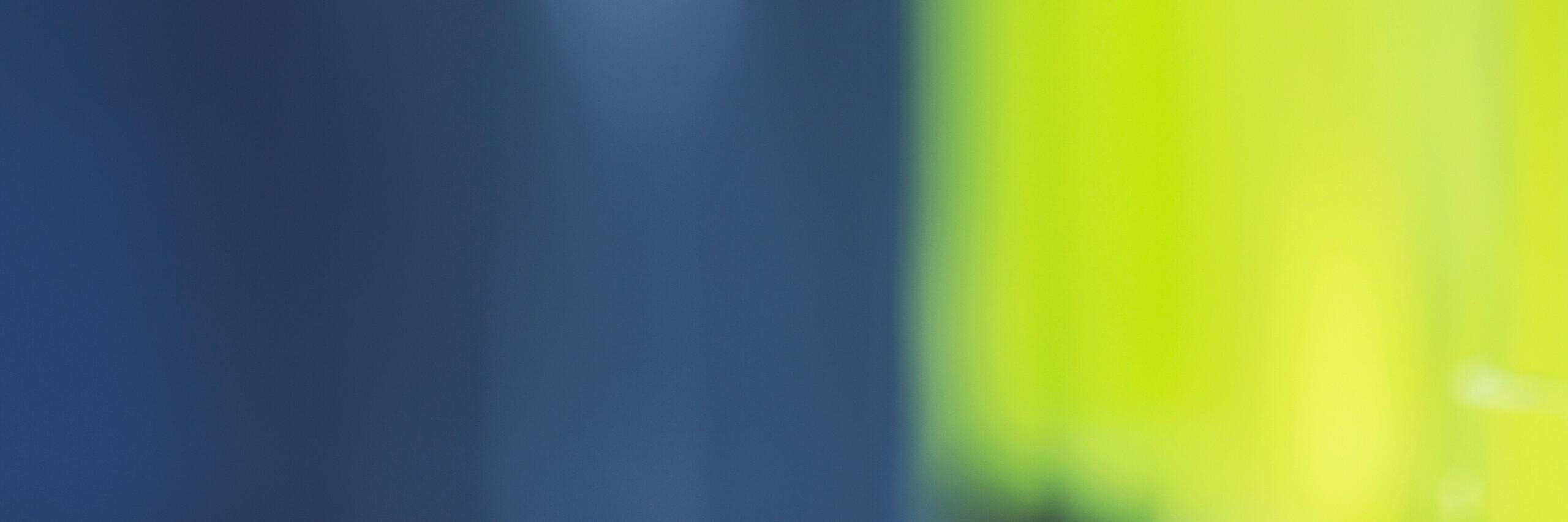 Hand an Türgriff Eine Hand ist dabei, eine gelbe Tür zu öffnen