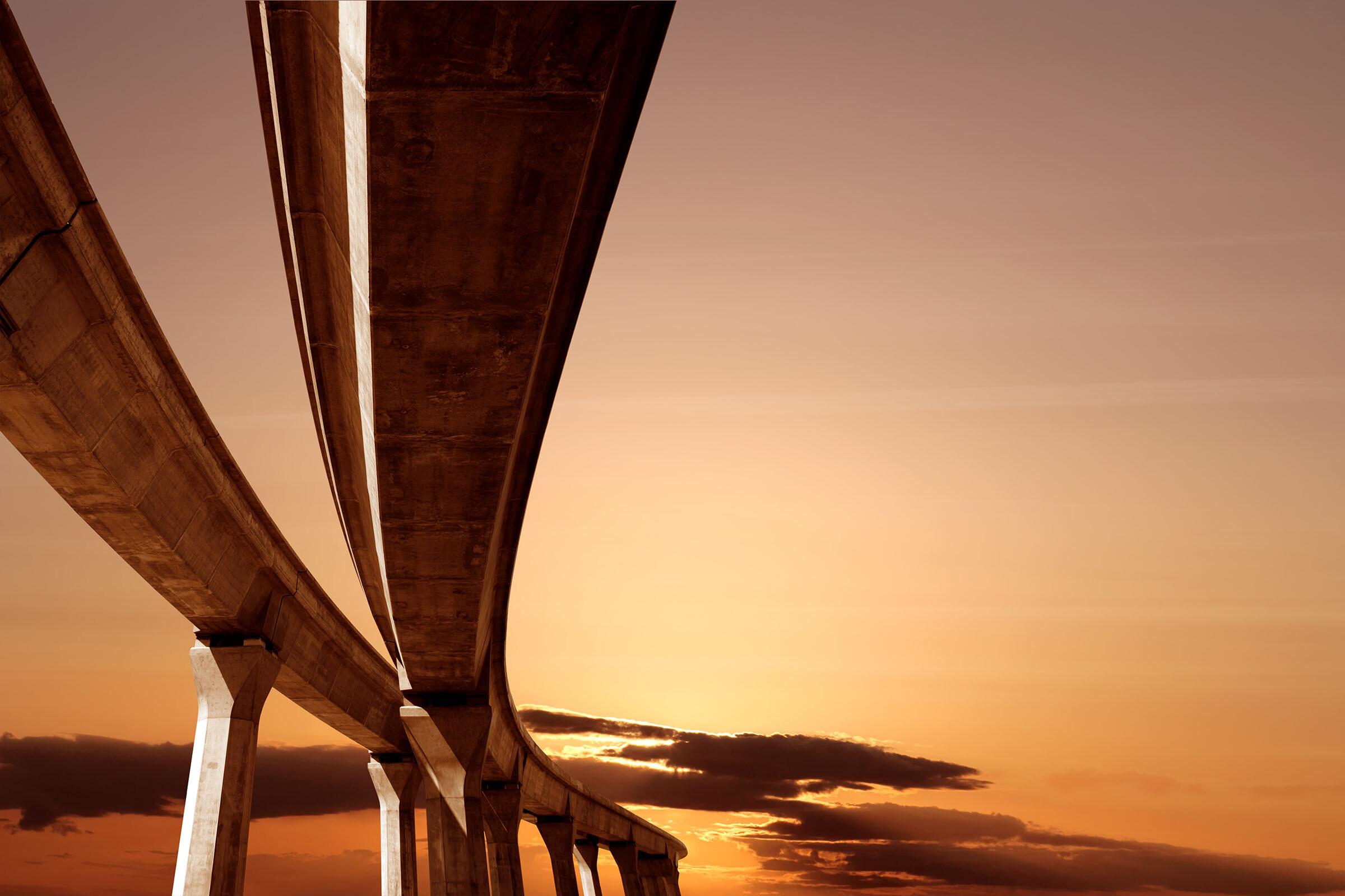 Brücke im Sonnenuntergang Brücke im Sonnenuntergang