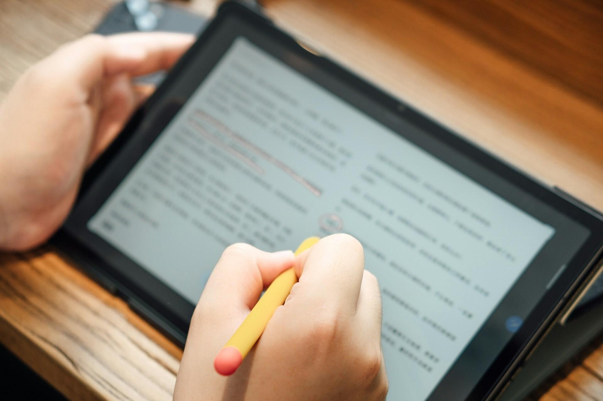 Arbeit mit Tablet Zwei Hände einer Person markieren etwas auf einem Tablet