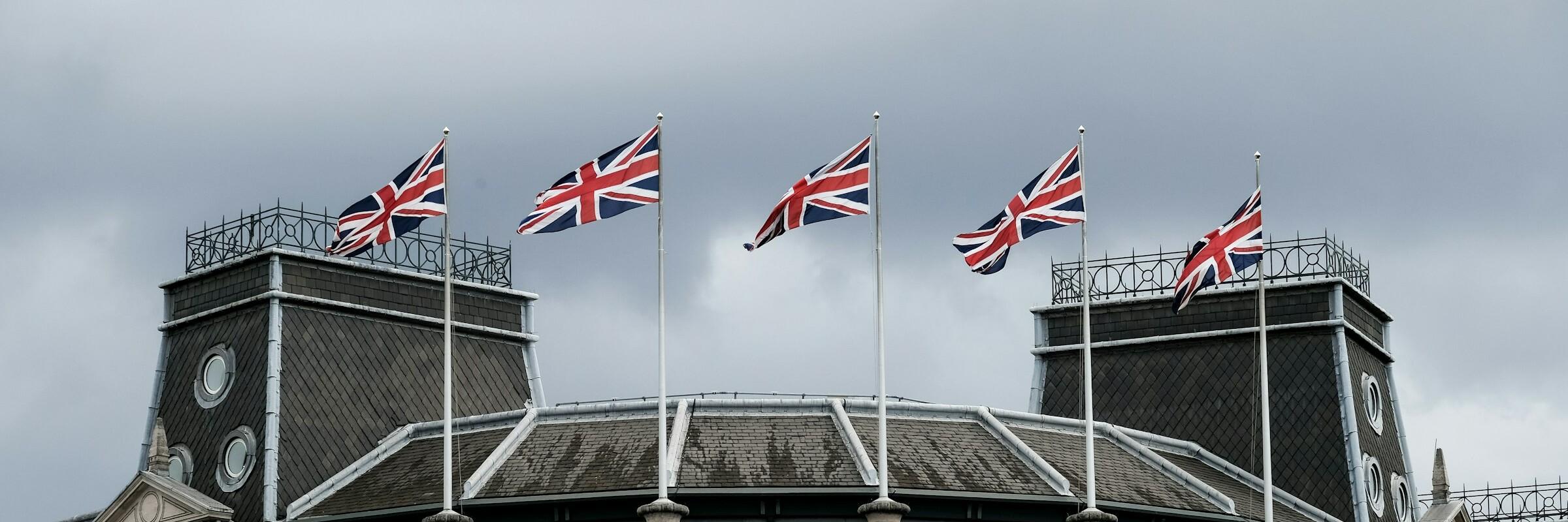UK-Flaggen Flaggen des Vereinigten Königreichs wehen über einem Gebäude