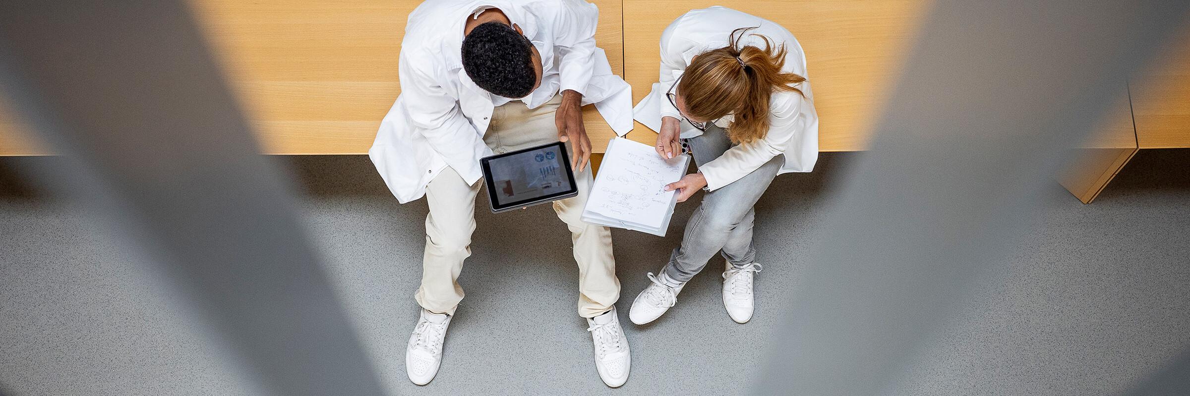 Zwei Ärzte im Gespräch