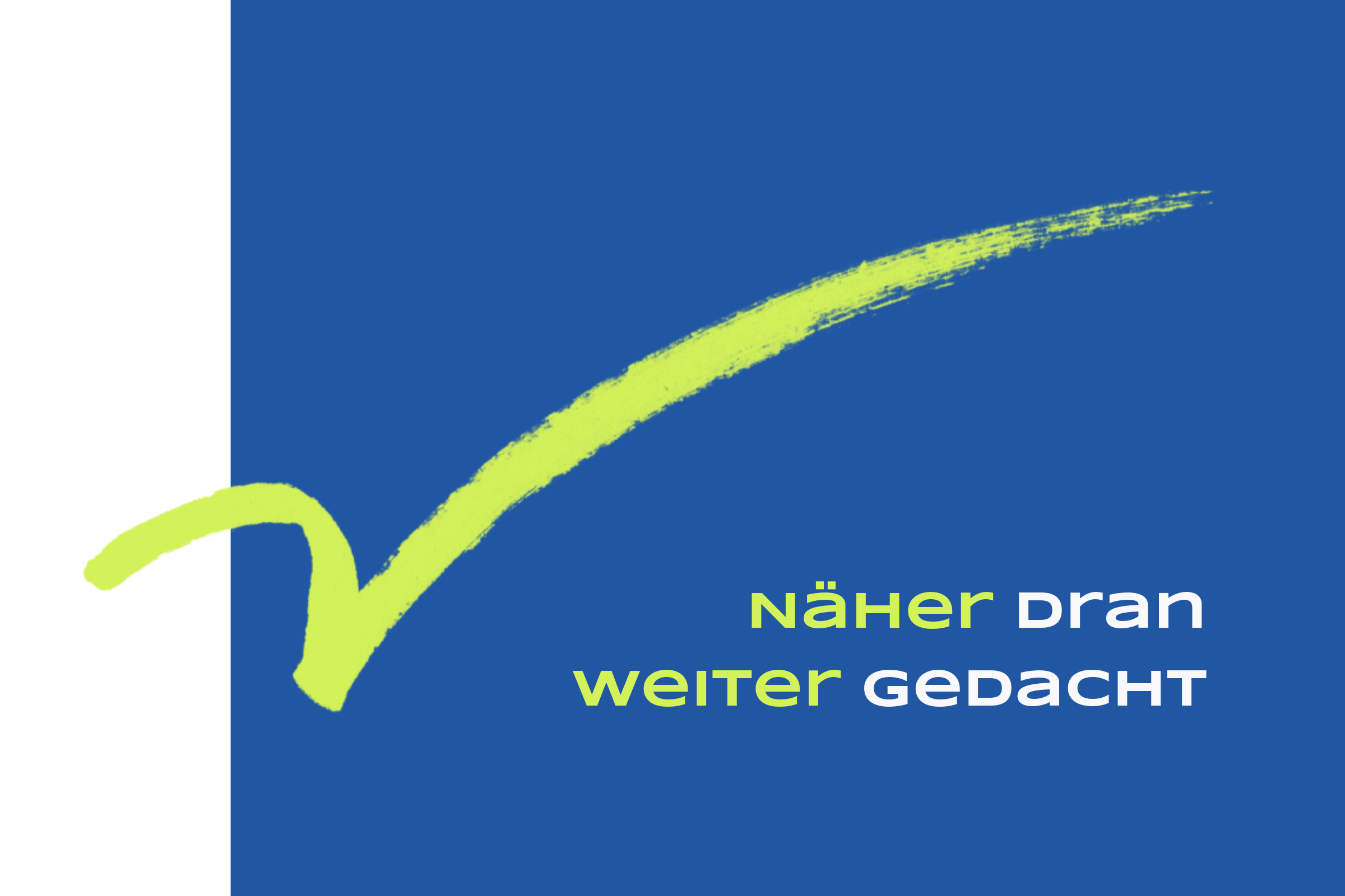 Blaue Fläche mit grünem Haken, daneben die Schrift "Näher dran, weiter gedacht" 