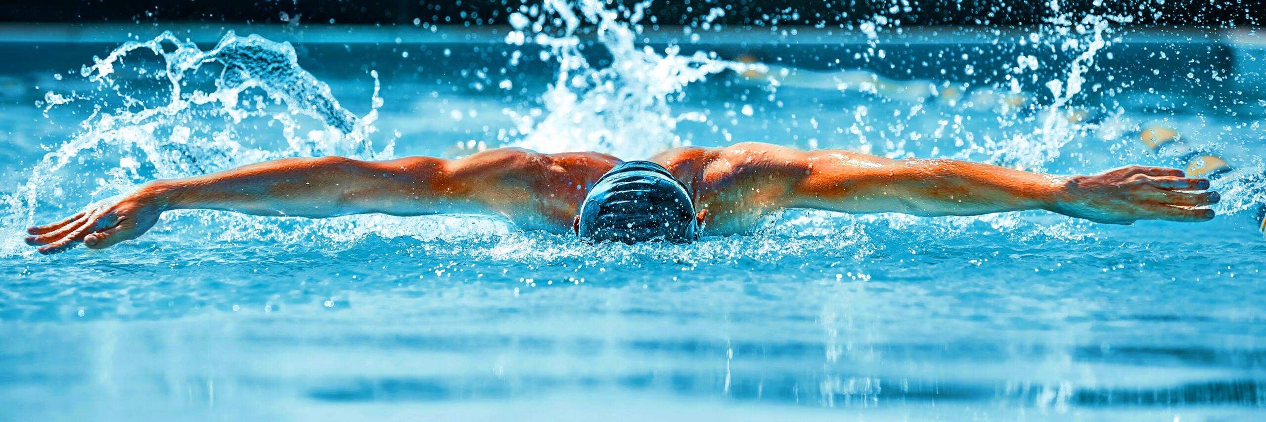 Schwimmer im Badebecken